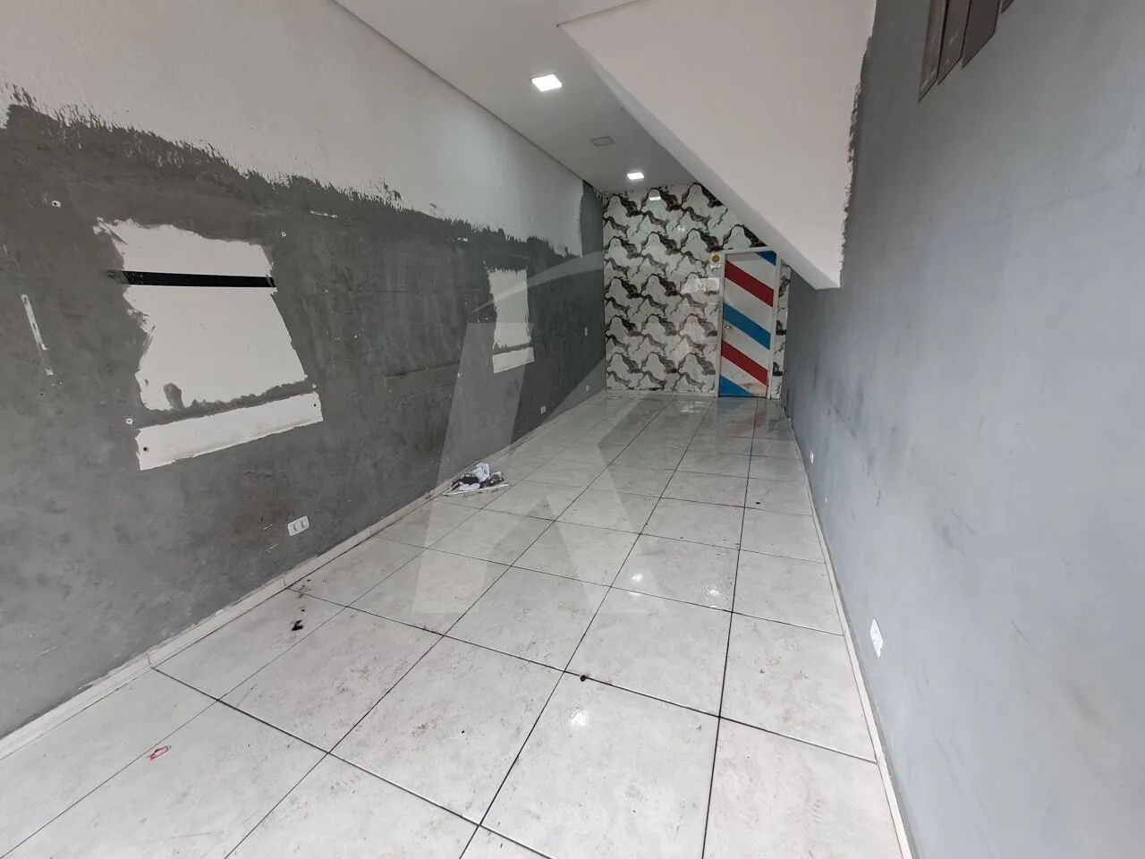 Salão comercial medindo 30 m² com banheiro. - Foto 4