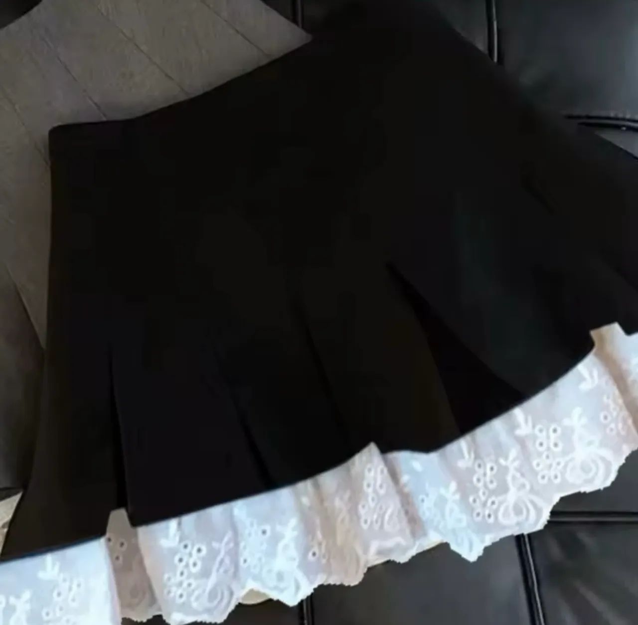 Mini-saia preta com rendinha