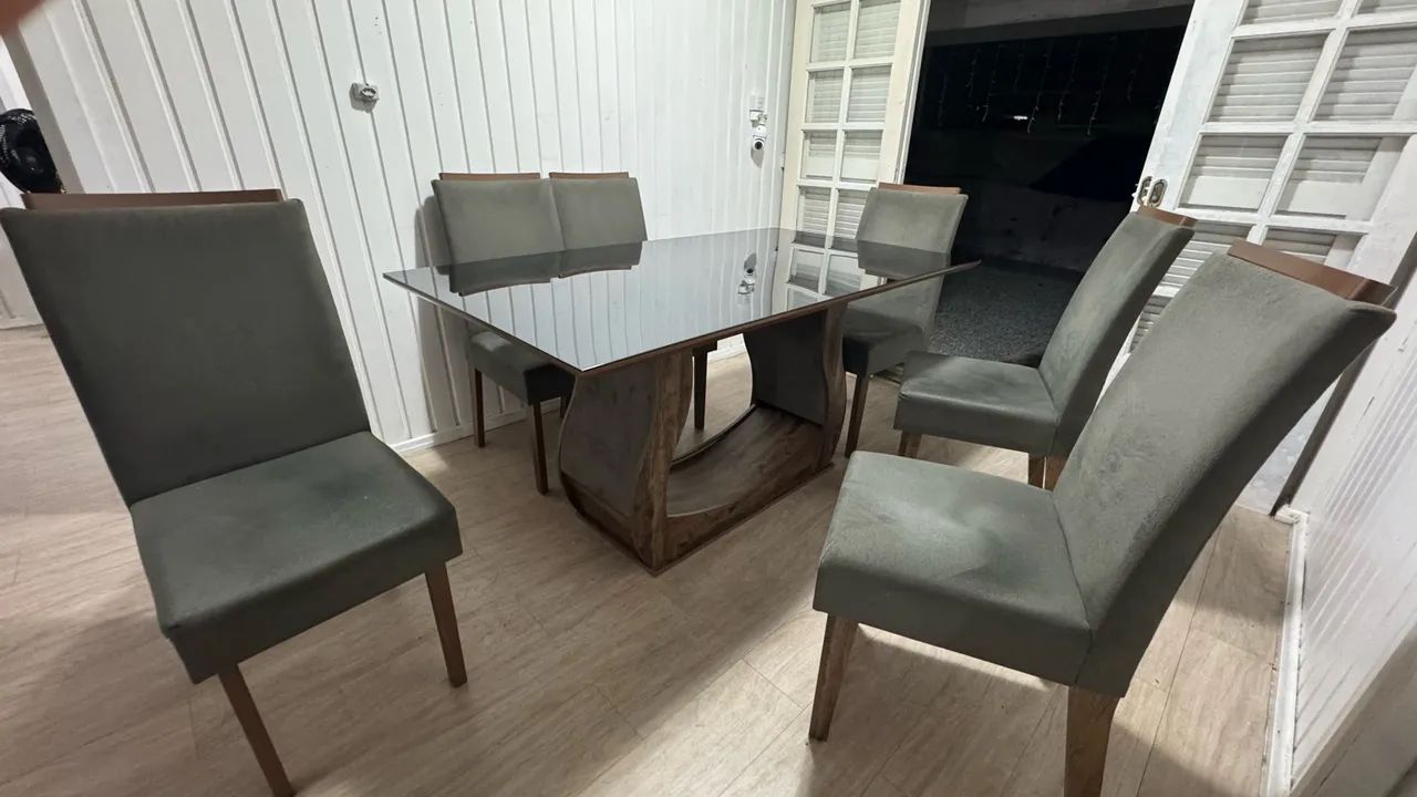 Vendo mesa 6 cadeiras 