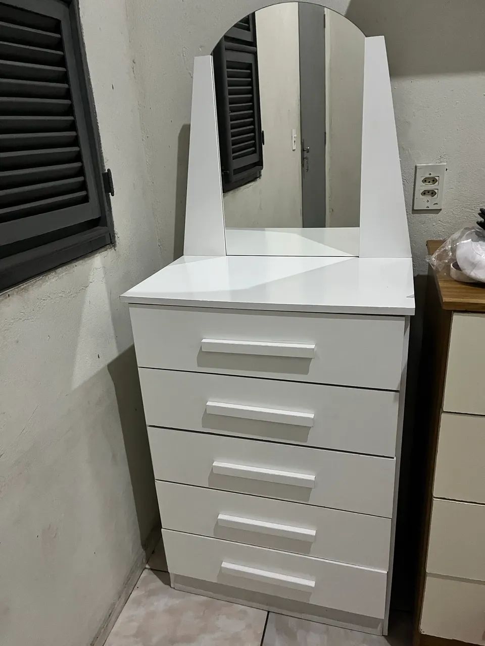 Vendo cômoda com espelho , 5 gavetas  - Foto 2