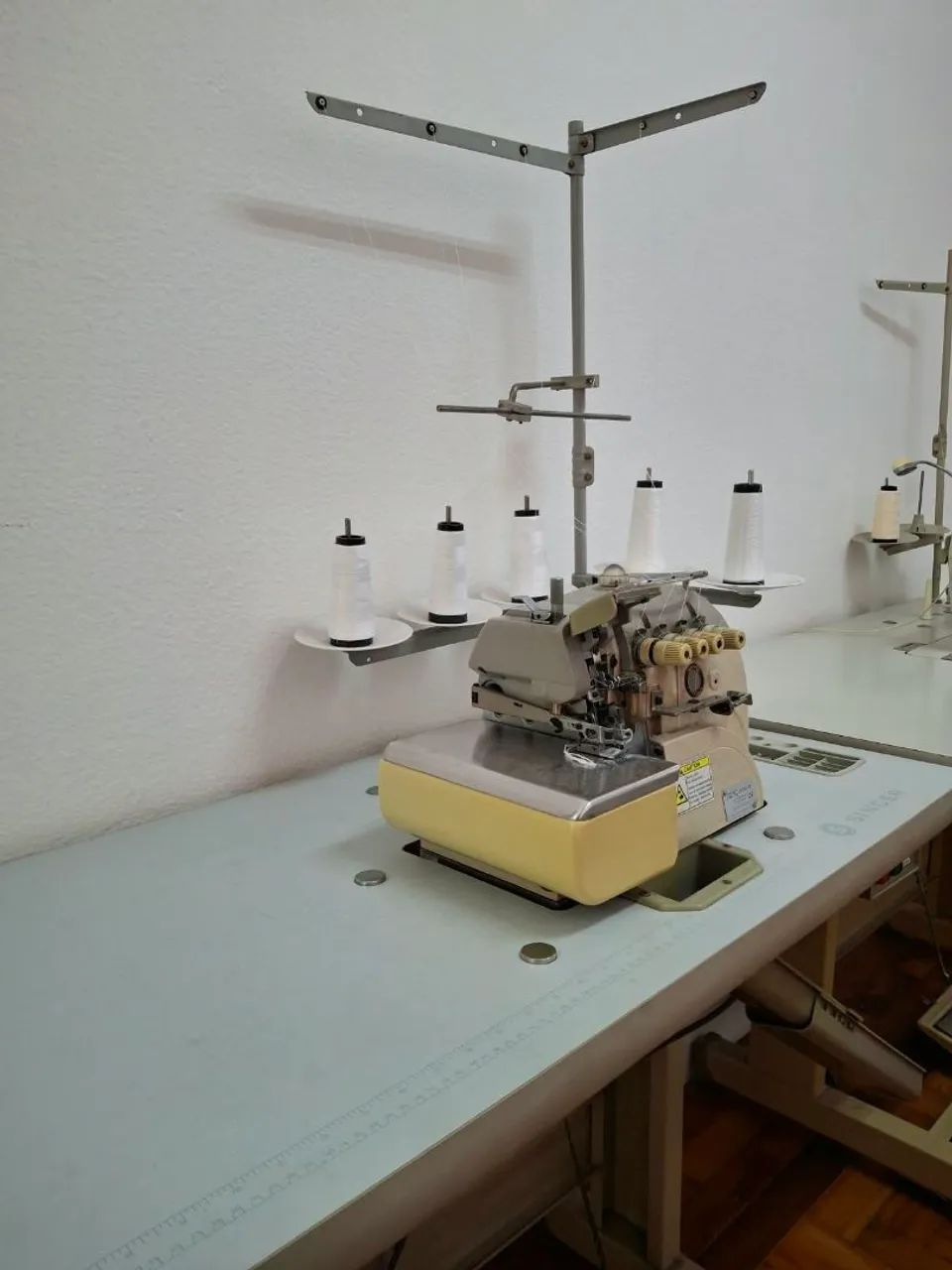 Maquina Overlock Singer  - Foto 2