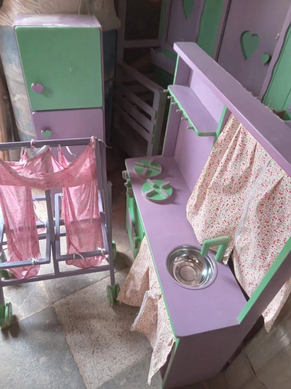 Casinha, módulo cozinha, geladeira, carinho para boneca gêmeas é berço  - Foto 5
