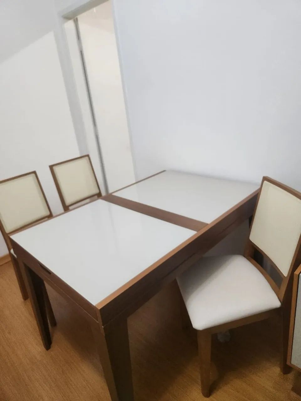 Mesa extensível com 4 cadeiras excelente estado!