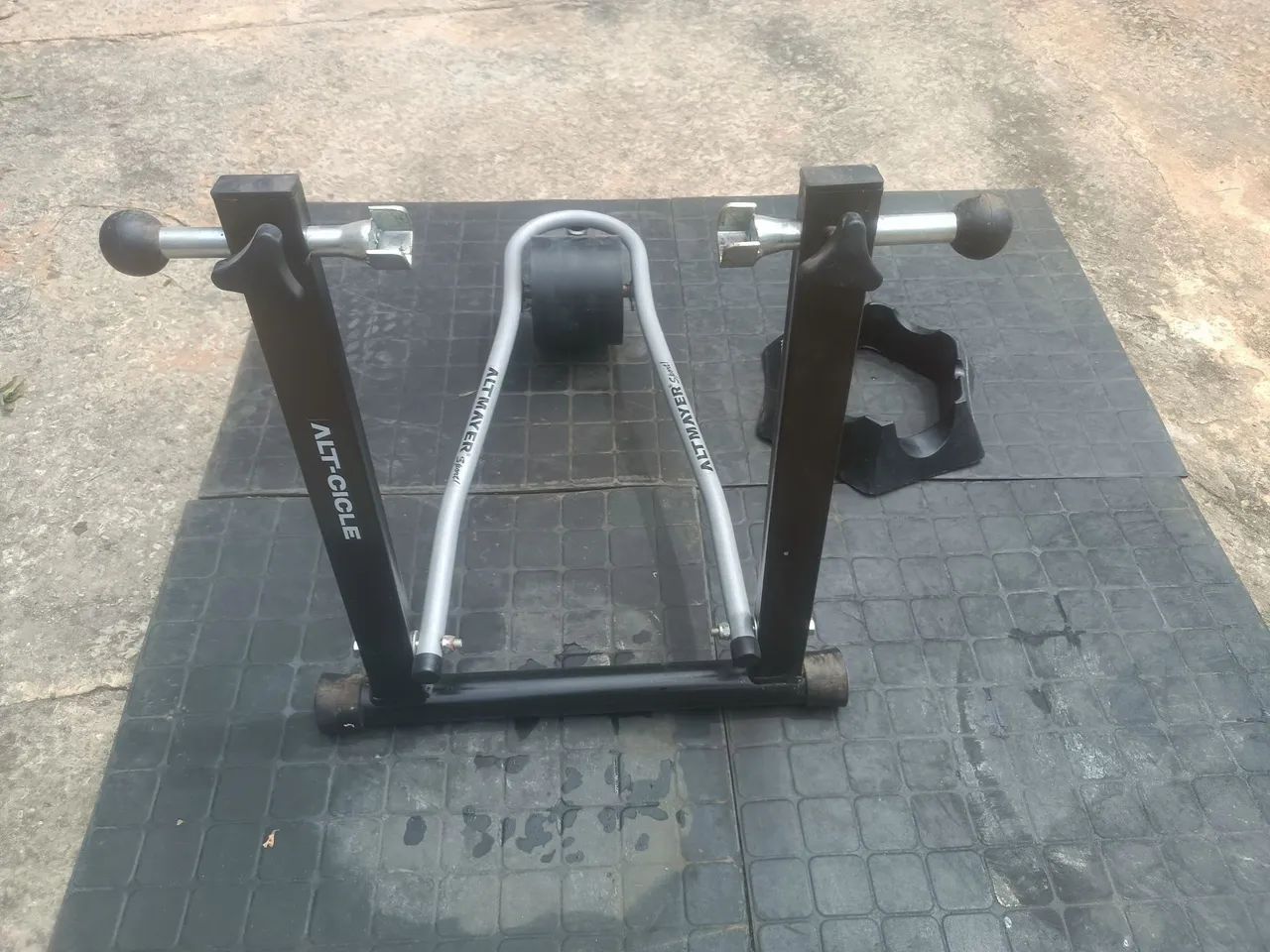 Suporte fixo para treino de bicicleta 