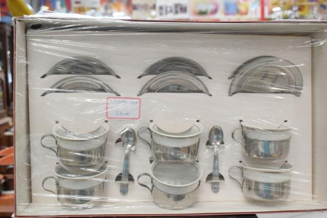 Conjunto de xícaras com pires em inox - Mercado das Pulgas