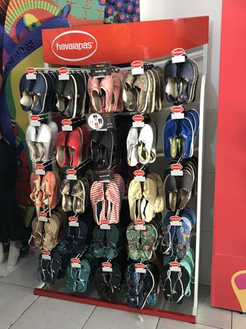 Vendo 3 gôndolas de Havaianas ou sandálias em geral