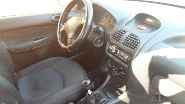 Peugeot 206 Ano 2008/2008 câmbio manual, 4p, motor 1.4 com Kit Gás - Foto 5