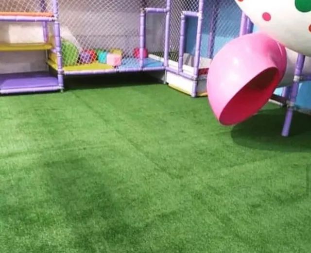 Grama Sintética Premium 12 mm Pronta Entrega Rolo de 30 metros Academia Playground - Foto 2