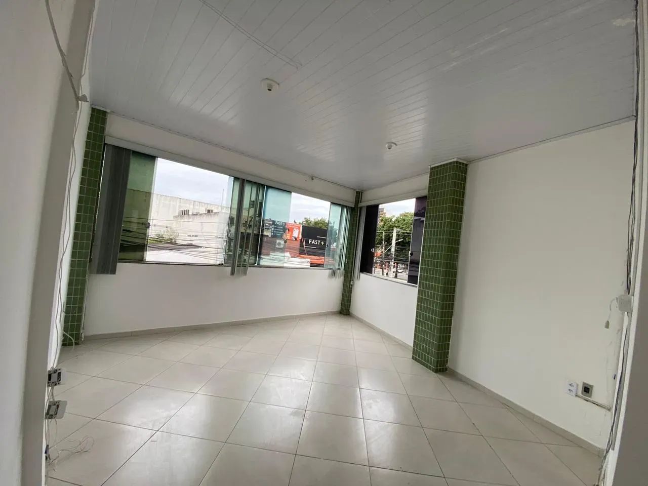 ALUGO SALA COMERCIAL NA RUA DO GENESIS