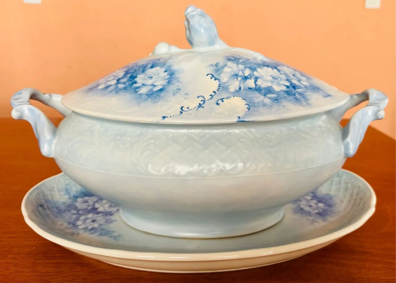 Belíssima e Imponente Sopeira e Travessa e Porcelana
