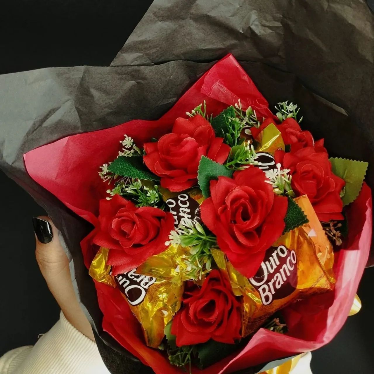 Buquê com flores artificiais e bombons