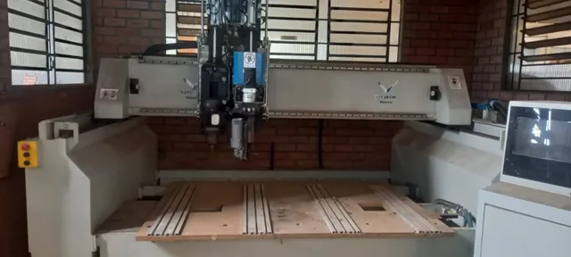 Máquina Fresadora CNC - Marca Vetor CNC, Modelo FR2012