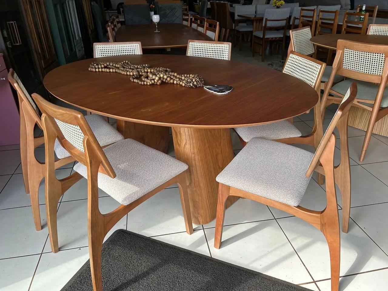 Mesa oval em madeira 1.80x1.30 com 6 cadeiras 