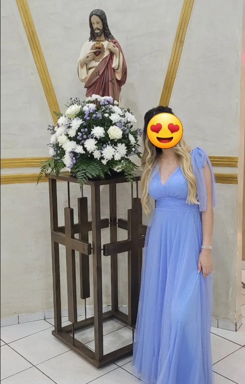 Vestido de festa azul com detalhes