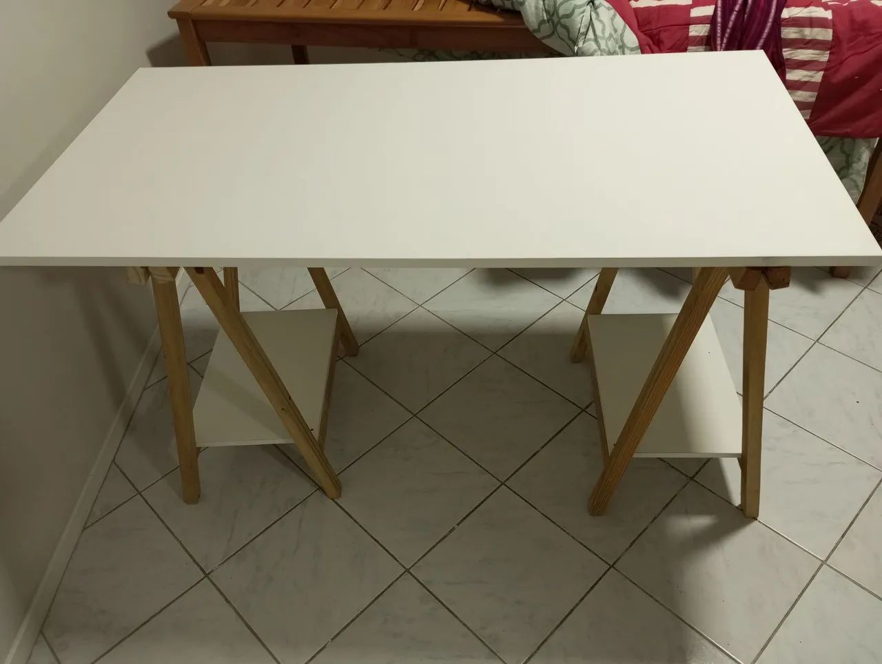 Mesa com cavaletes, alta qualidade e seminova