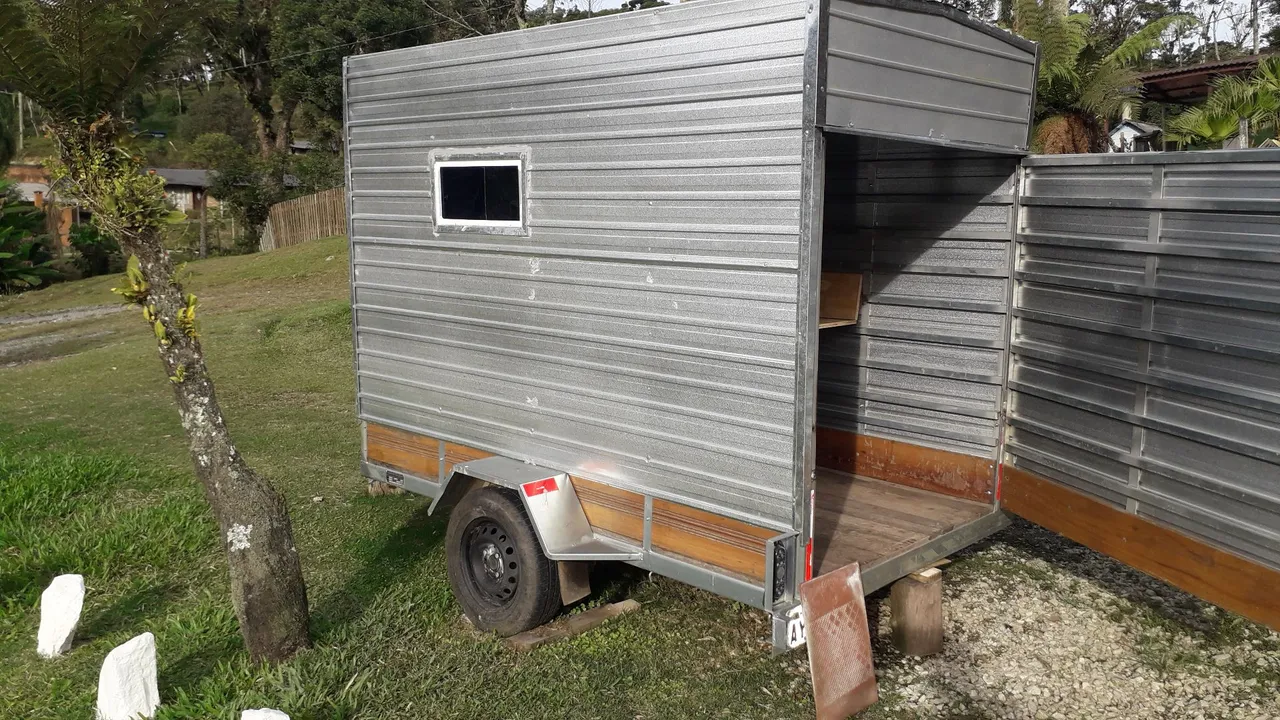 Vendo carretinha bau artesanal,estado de nova