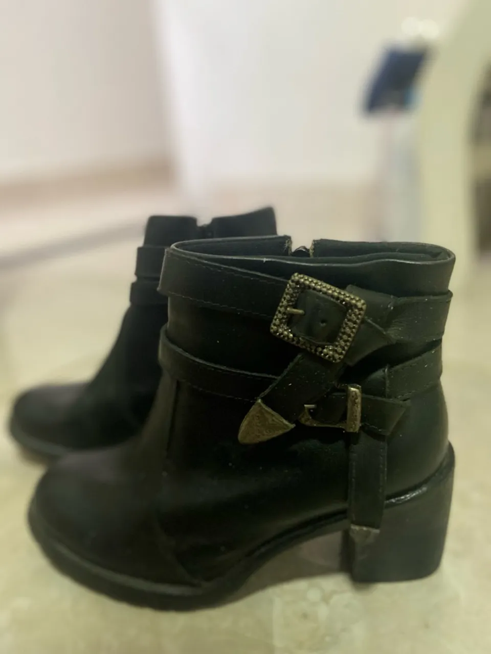 Botas Femininas Pretas com Detalhes em Fivela