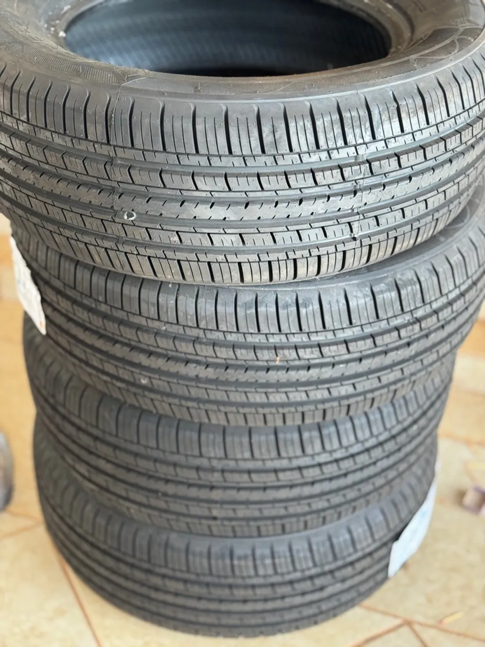 Jogo de Pneus Novos 235/60 R16
