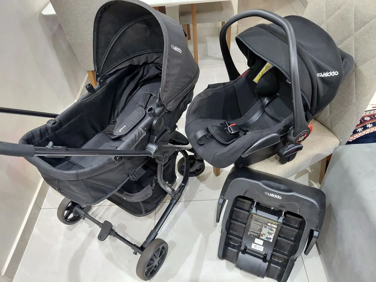 Vendo carrinho com moisés, bebe conforto, base do carro da marca Kiddo Prima. ótimo estado