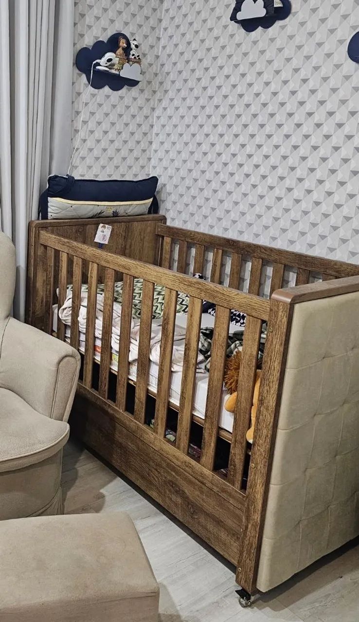 Berço de madeira com detalhes em tecido