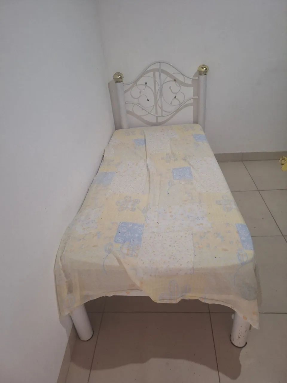Cama de solteiro com design clássico
