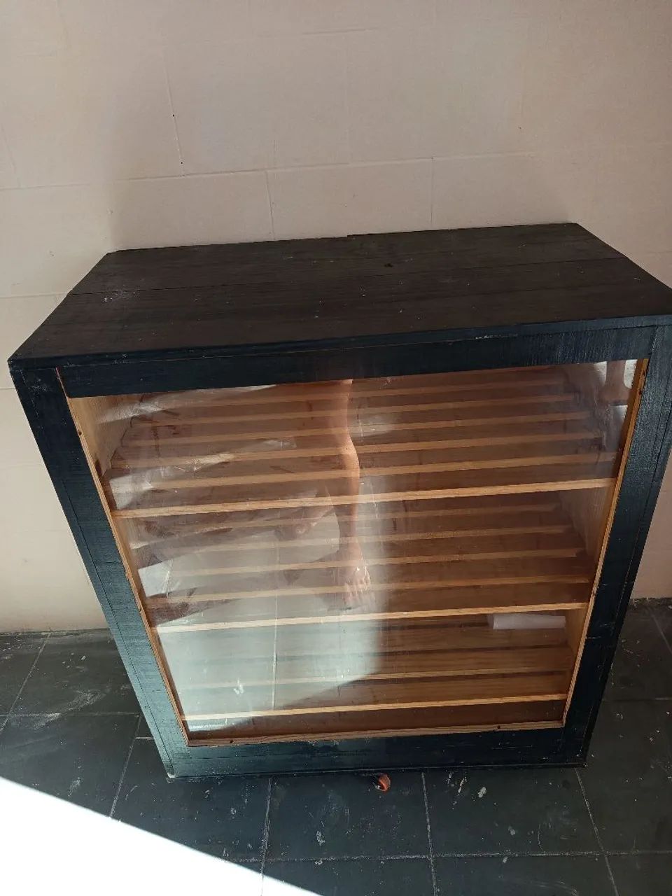 Vitrine de madeira com 4 prateleiras