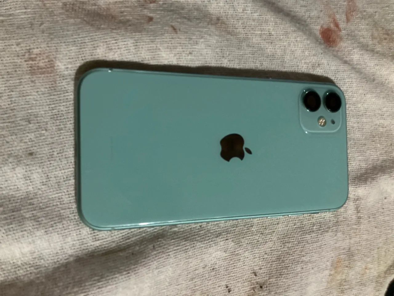 Carcaça iphone 11 verde em perfeito estado 