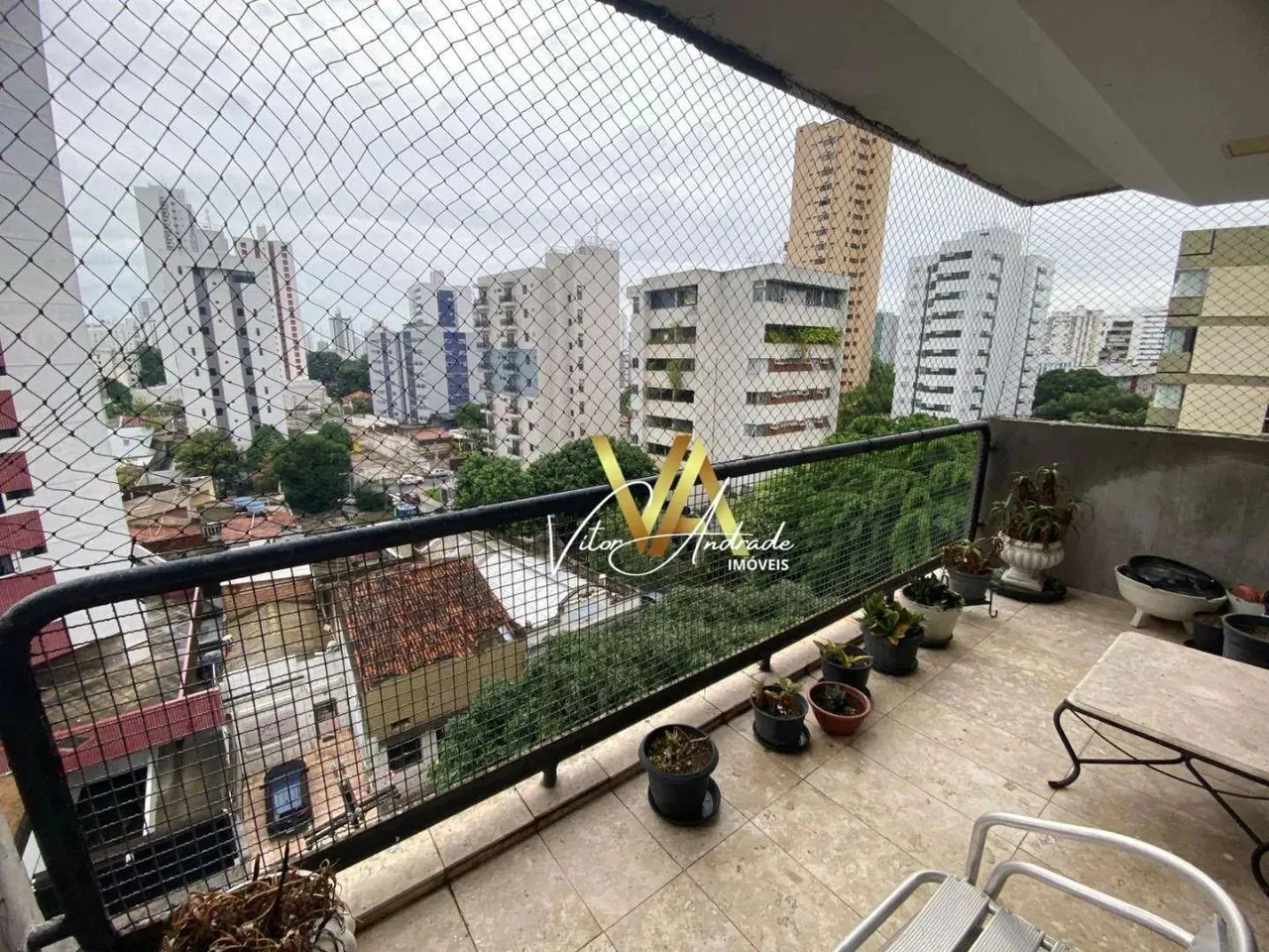 Amplo apartamento poente com 190m², 4 quartos (1 suíte), dependência completa, 1 vaga cobe