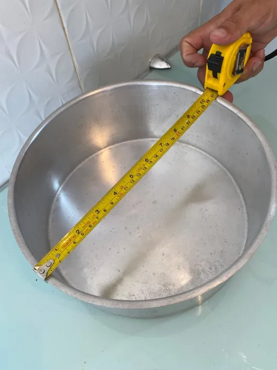 Forma de bolo assadeira de alumínio redonda média 27cm de diâmetro.