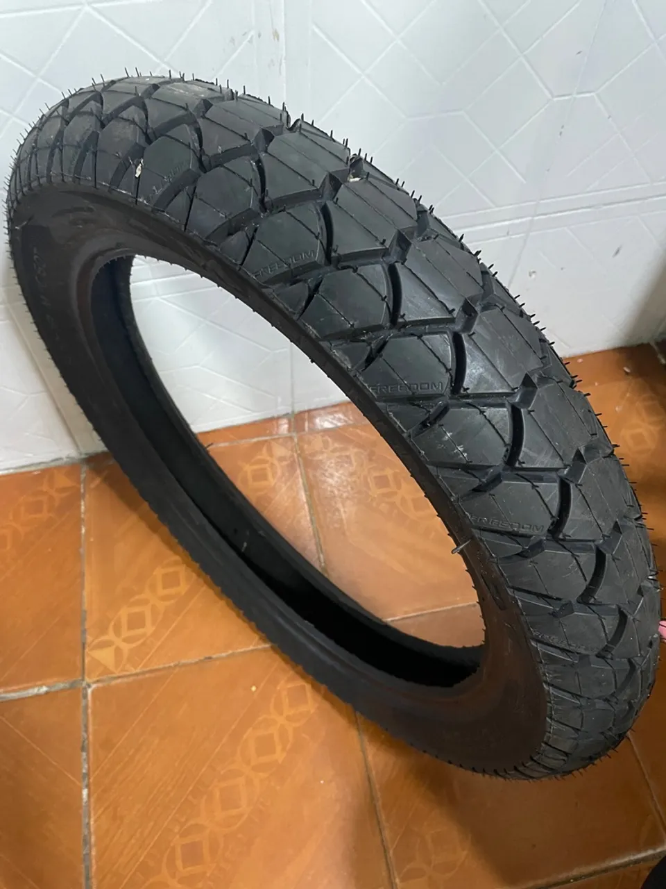 Pneu Freedom para moto Aro 18 (4.10)