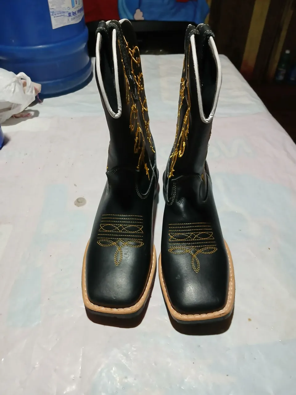 Botas cano logo de Couro Preto com Detalhes Dourados