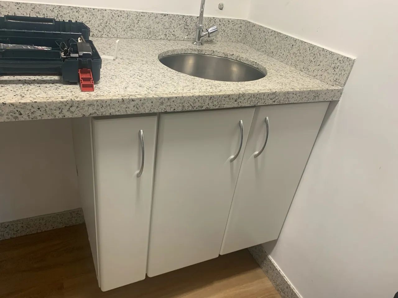 Vendo armário pequeno de banheiro 