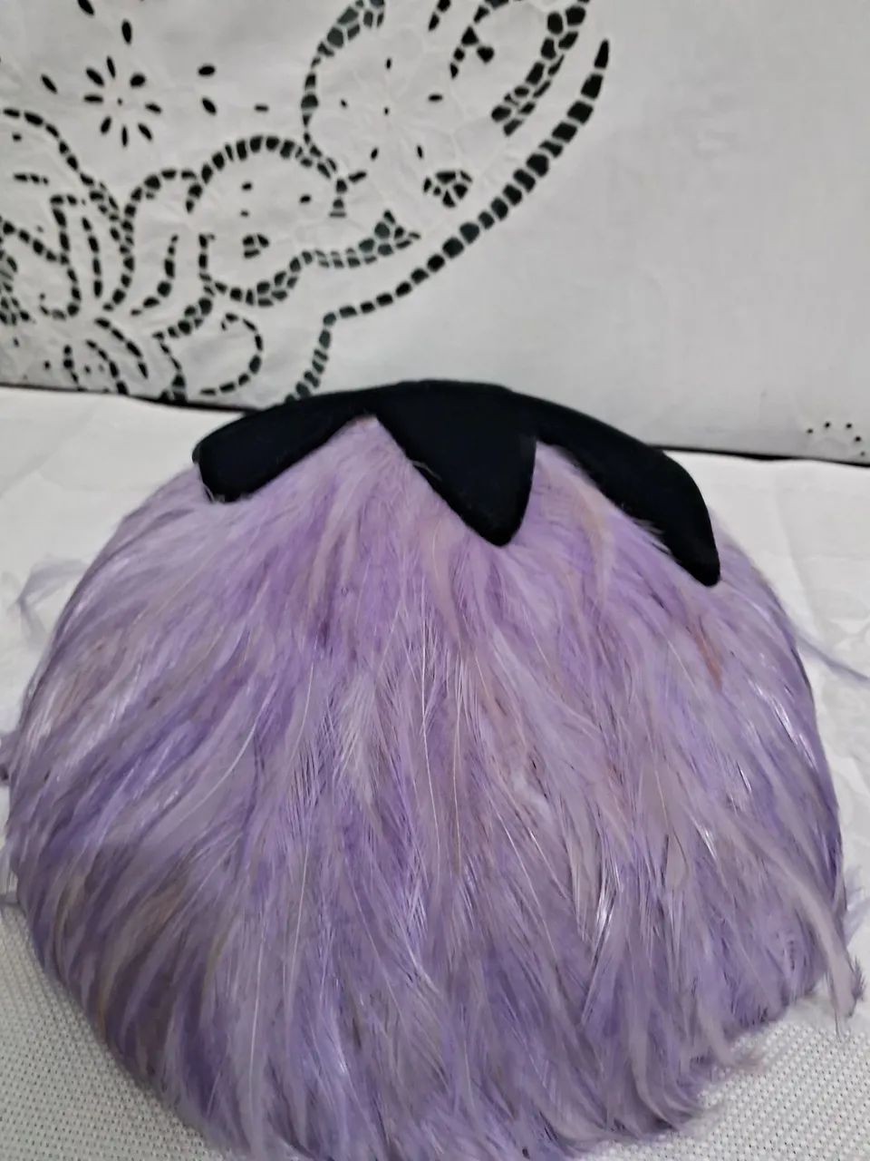 Chapéu Vintage Lilás com Penas e Detalhe em Veludo - Foto 2