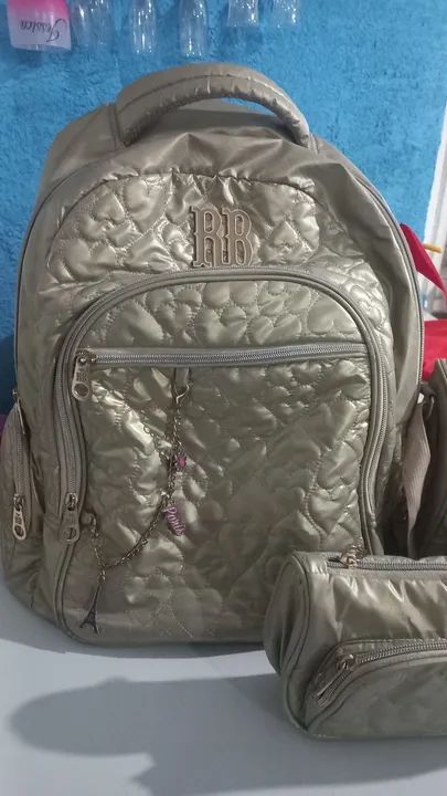 Mochila Feminina Luxo com Detalhes em Dourado