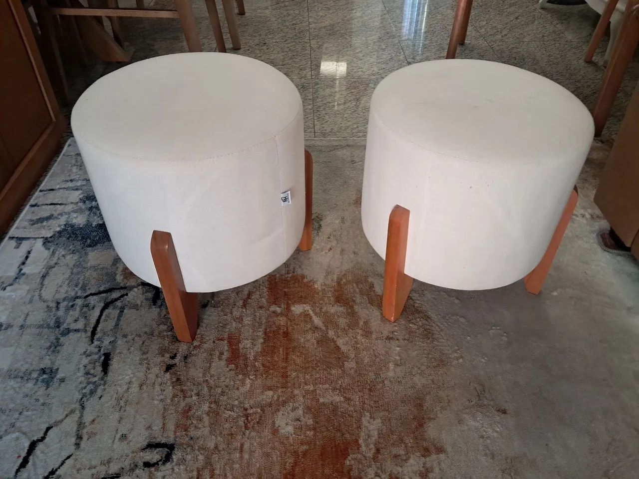 VENDO 2 PUF's em MADEIRA E LINHO OFF-WHITE