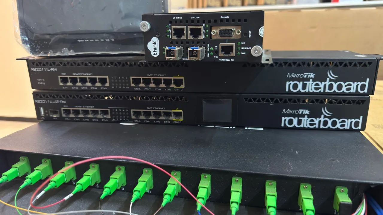 Roteador MikroTik Routerboard RB2011IL-RM e RB2011U:AS-RM