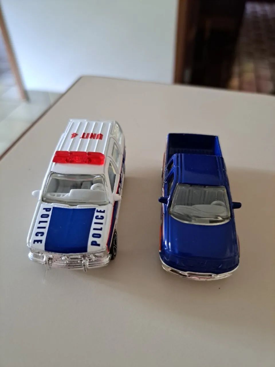 2 carrinhos tipo hot wheels da policia e caminhonete - Foto 5