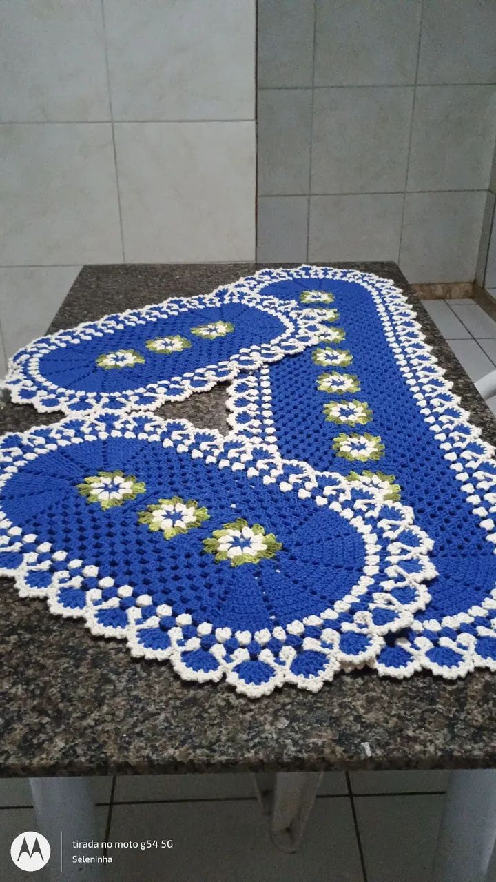 Kit passadeira e tapetes de crochê zul e branco 