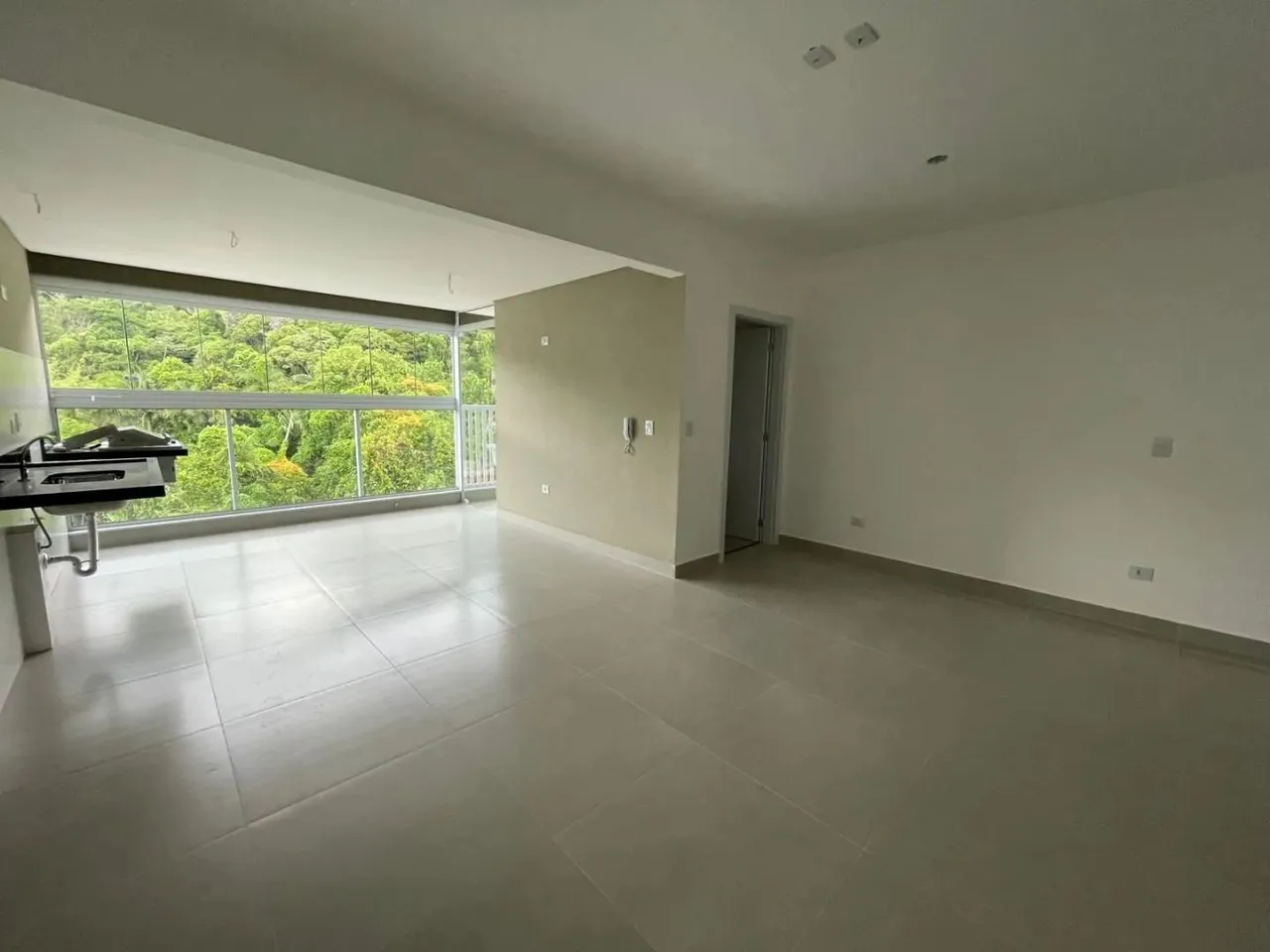 Studio novo na Praia das Toninhas, frente rua com vista para a mata - Ubatuba - SP