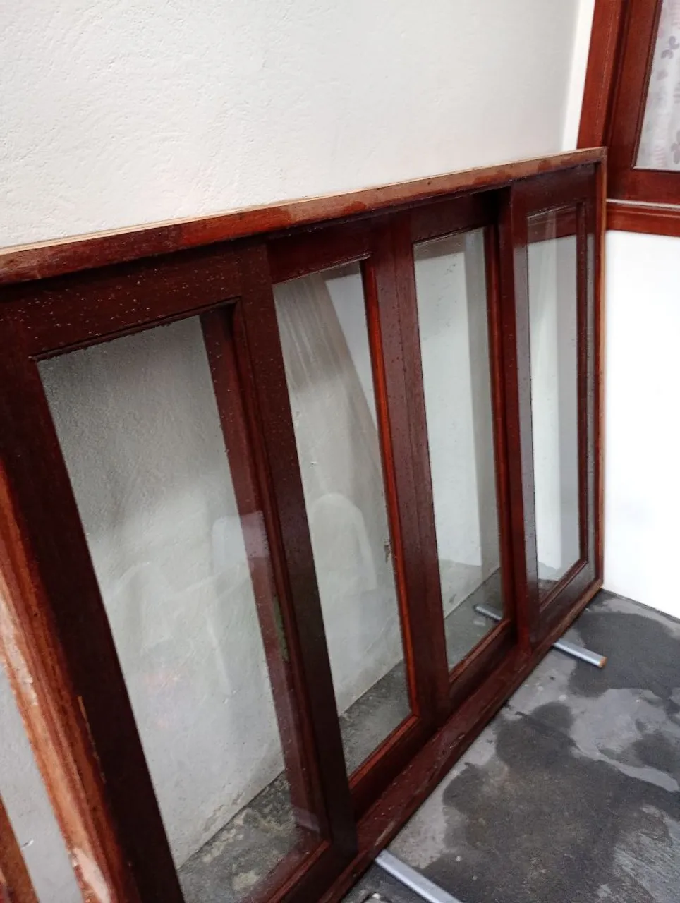 Janela de Madeira com Vidro - Elegância para sua Casa