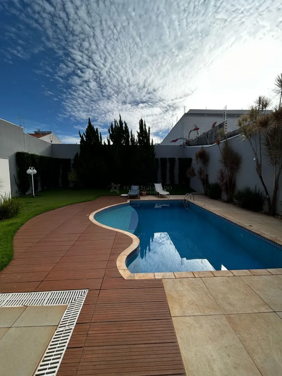 Sobrado com Piscina para Locação em Bairro Privilegiado de Maringá!