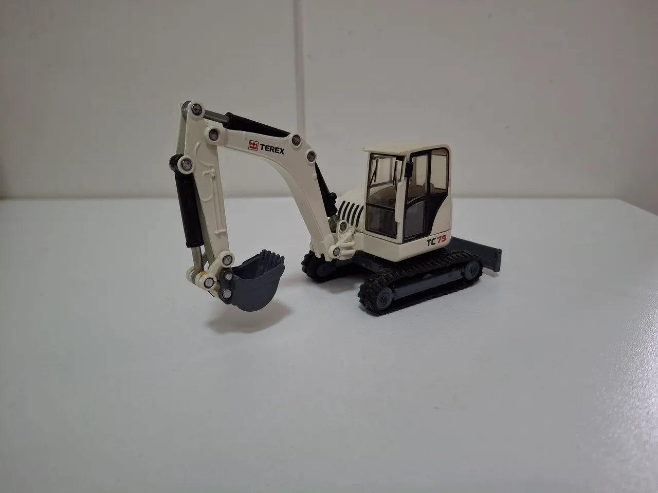 Miniatura de Escavadeira Terex TC75