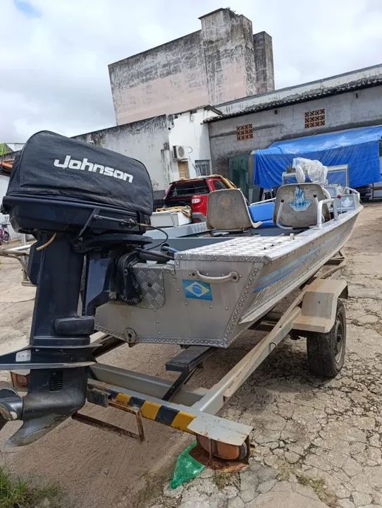 Lancha de alumínio com motor 30HP e carretinha - Foto 5