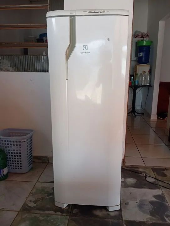 Geladeira Electrolux gelo seco 236 LT 