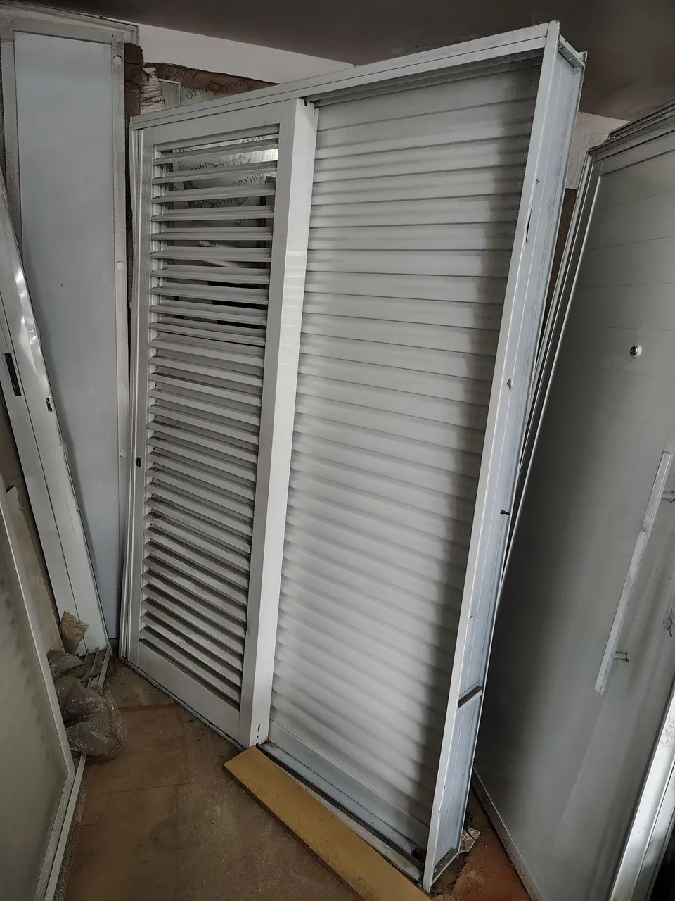 porta balcão 3 folhas multiflex aço pintado 160x213 sasazaki1
