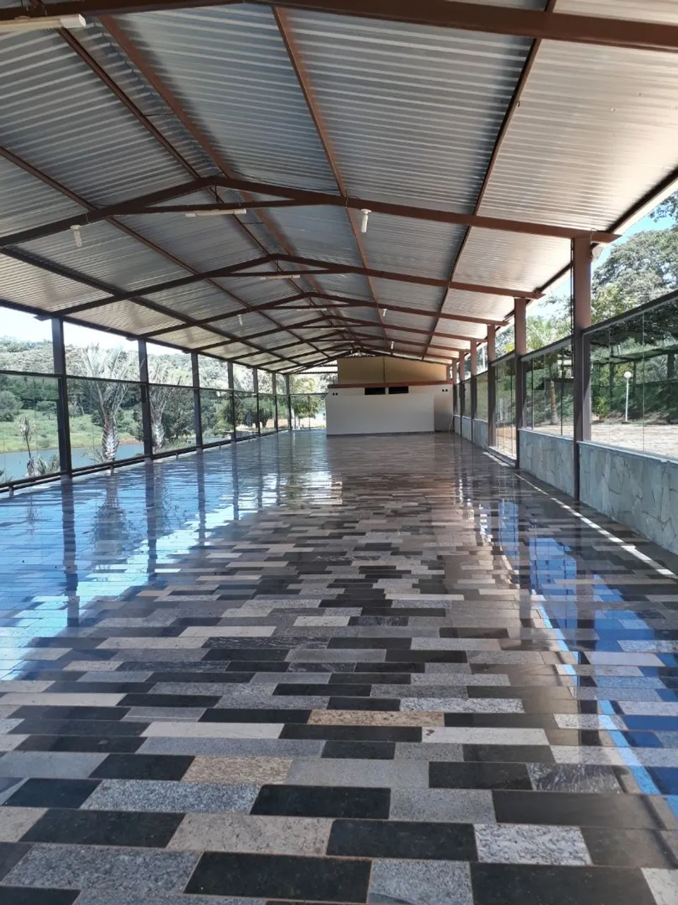 Aluga-se galpão/Salão em frente ao pecuária de Anápolis