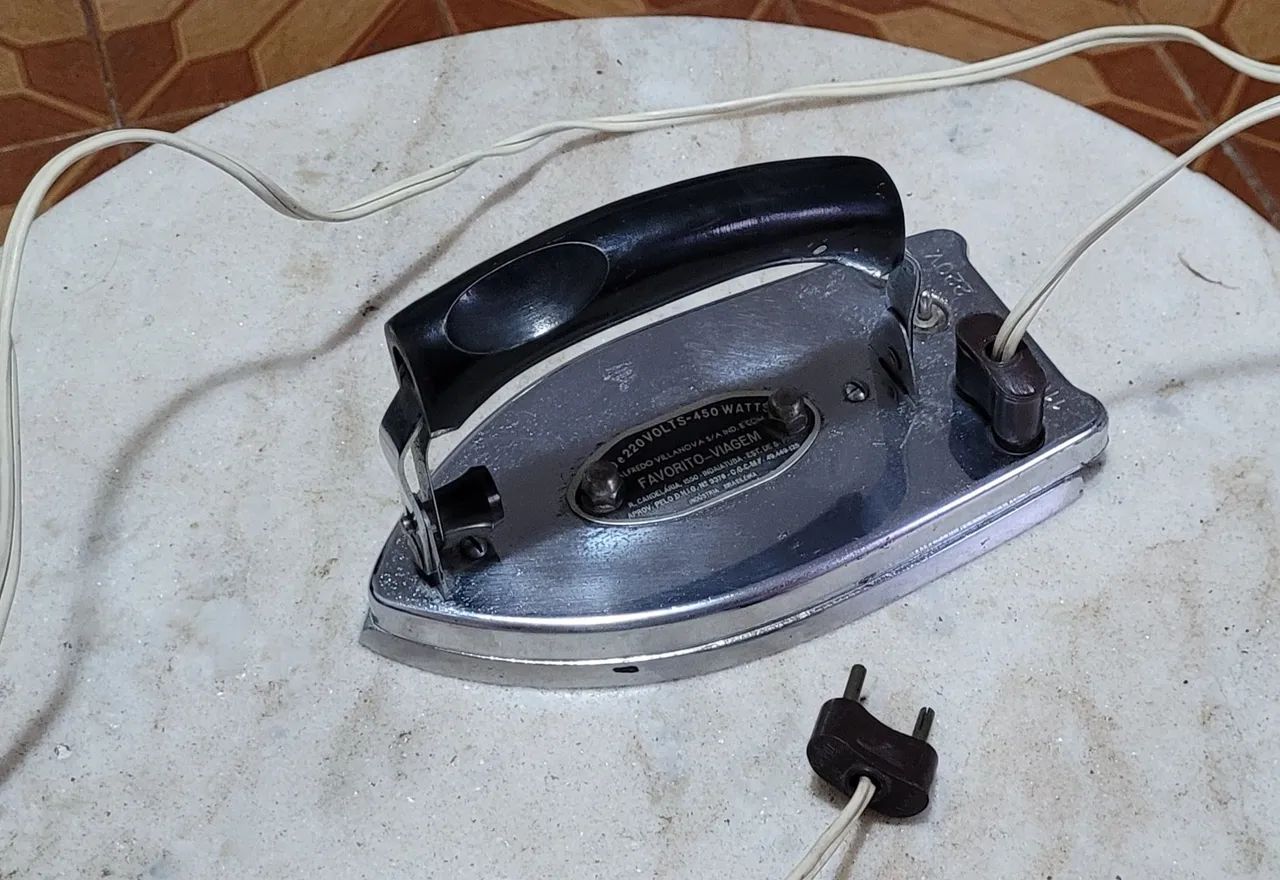 Ferro de Passar antigo Favorito-Viagem 