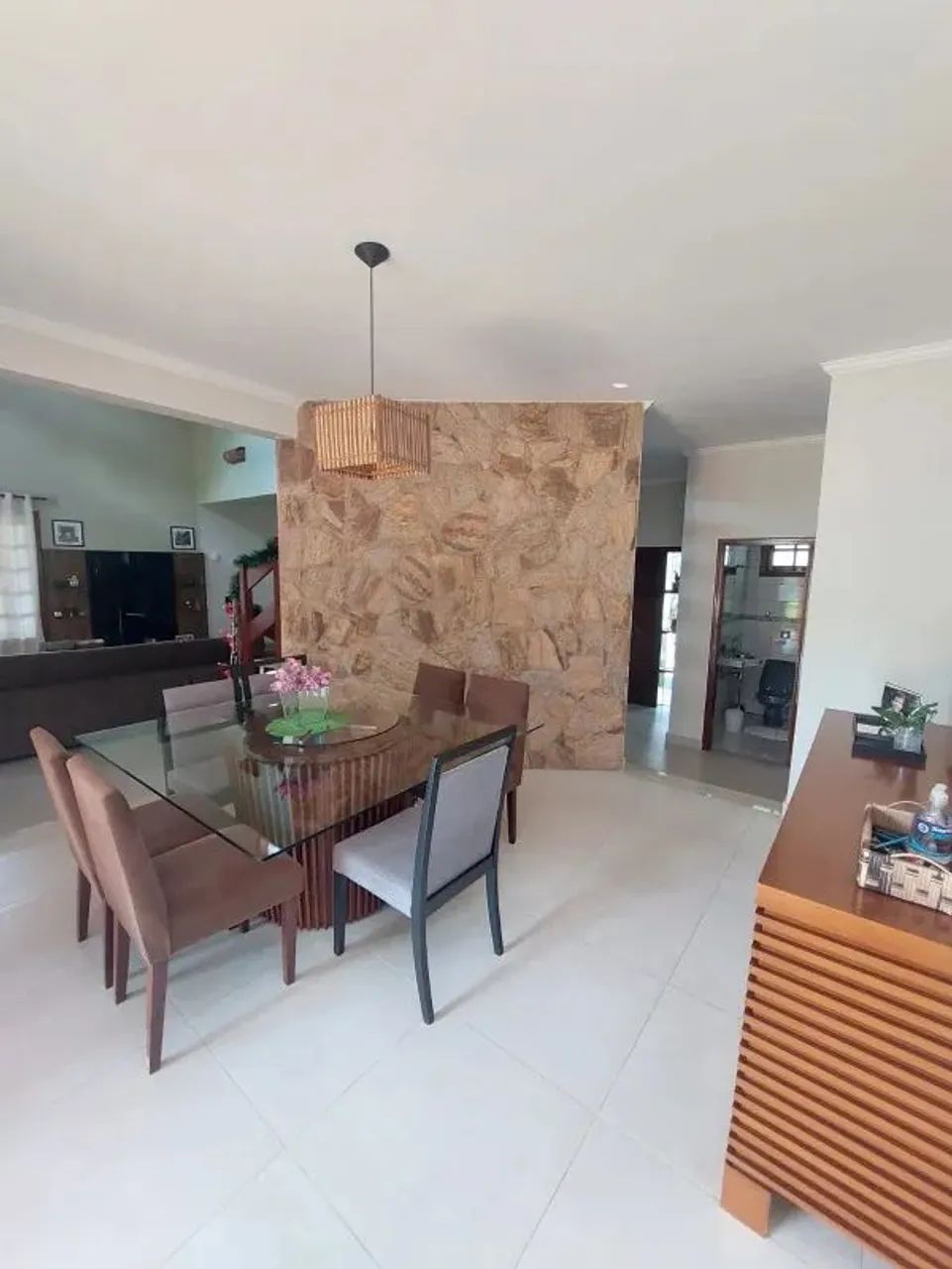 Sobrado para aluguel possui 438 metros quadrados com 4 quartos em Vivendas do Lago - Soroc