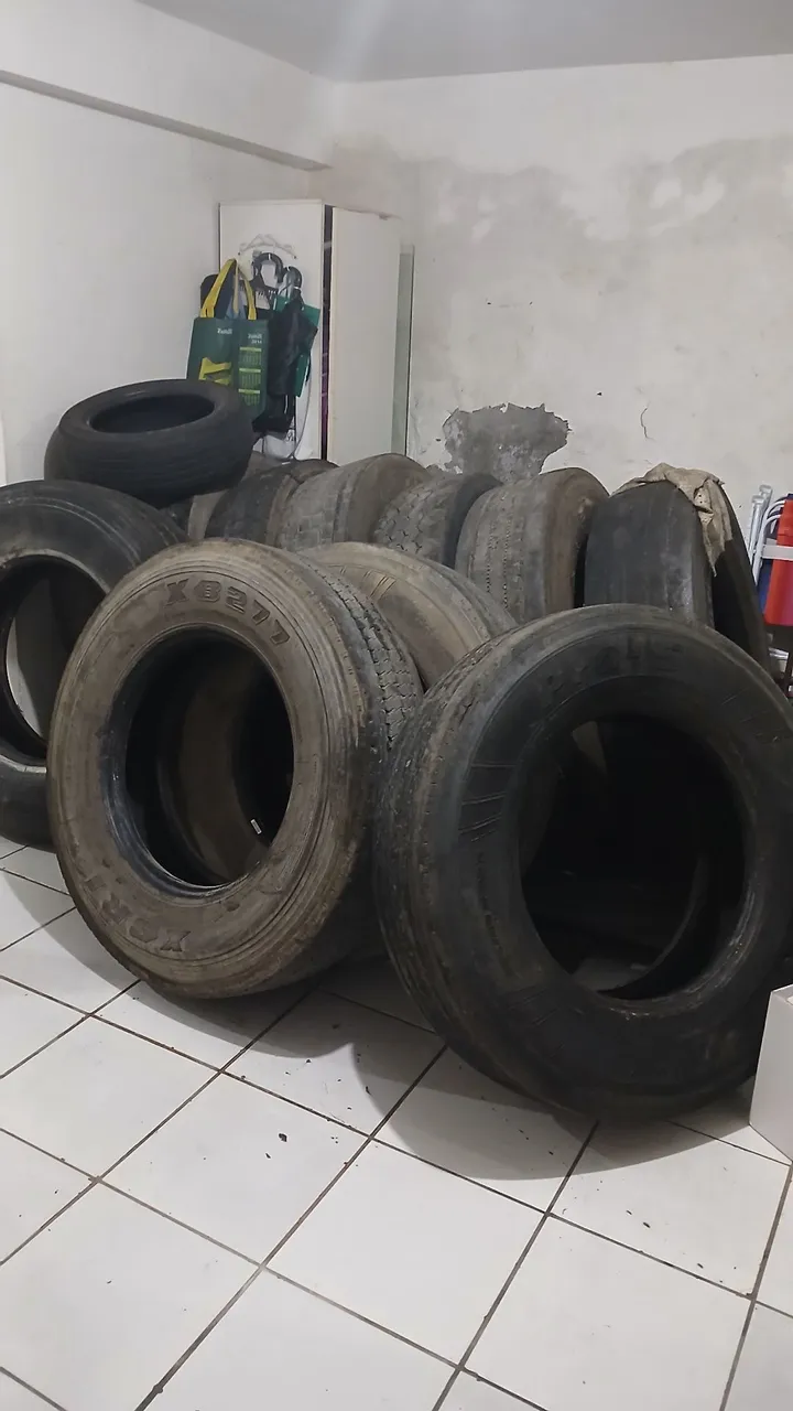 Pneus 295 usados.