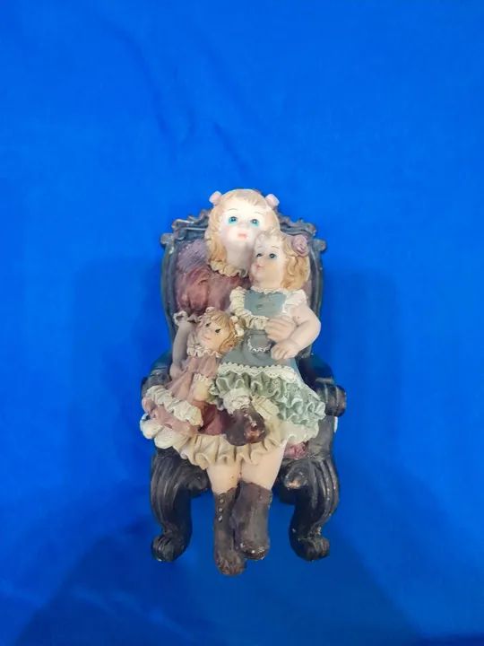 Linda escultura de meninas em cadeira - Foto 2